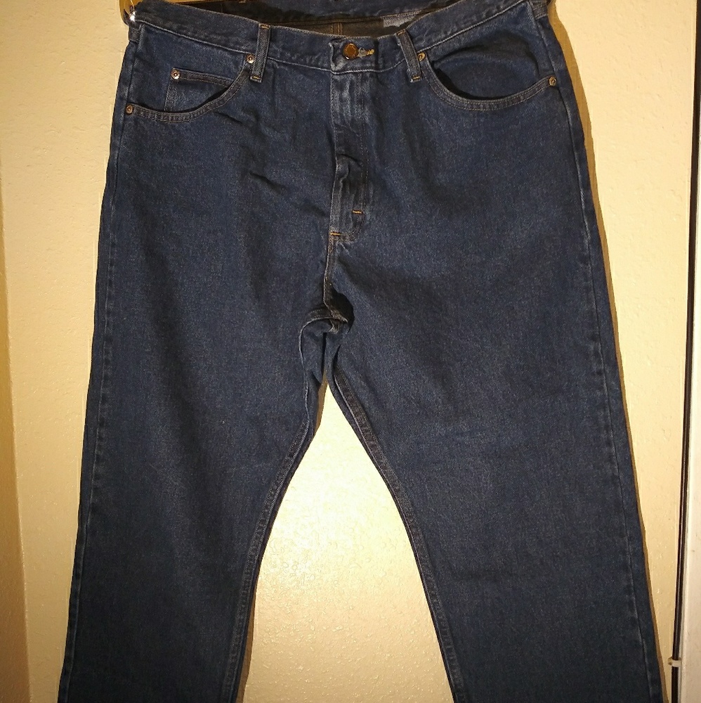 Men's size 38X30 wrangler relaxed fit jeans